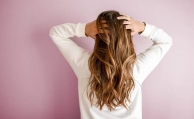 Žene ulažu mnogo truda: Greške zbog kojih se kosa brže masti, a krajevi pucaju