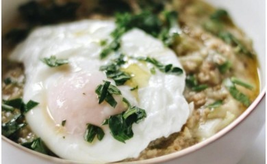 Malo drugačiji doručak: Zobena kaša s tikvicom i poširanim jajima