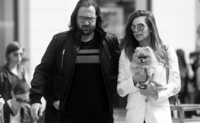 Na Vidojevom grobu pojavila se misteriozna plavuša: Udovica Nikolina nije došla, a ona spustila bijelu ružu i sve vrijeme ovo radila!