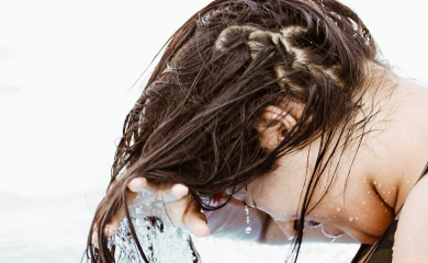 OBRNUTO PRANJE KOSE – tehnika koja je osvojila društvene mreže