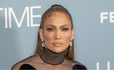 Istakla figuru: Dženifer Lopez pobrala simpatije u crnoj haljini VIDEO