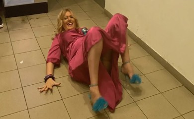 PROSULA SE PRED SVIMA! Jelena Golubović se srušila na pod, valjala se u Šimanovcima! Pogledajte kako je pala!