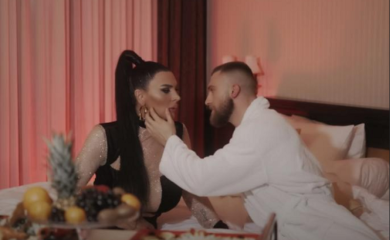 ELEKTRA ELIT U ZAGRLJAJU GOLIŠAVOG MUŠKARCA: Procurile zajedničke fotografije