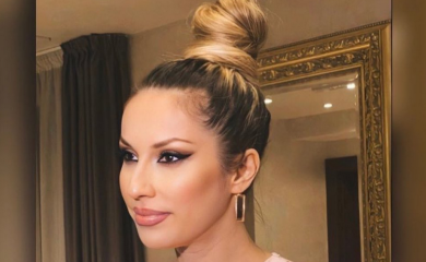 Rada Manojlović „kraljica bakšiša“: Kite je hiljadarkama, novac joj spada sa glave (FOTO)