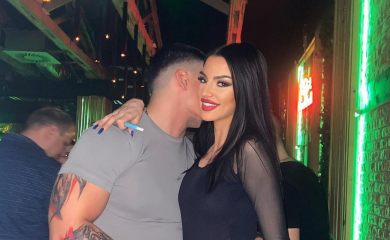 U zagrljaju svog izabranika: TARA SIMOV POKAZALA TRUDNIČKI STOMAK!