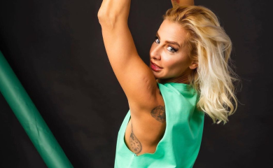 MILICA DABOVIĆ U SEKSI TRIKOU ZAVODILA MUŠKARCA! Golišava se valjala po krevetu, evo šta mu je TEPALA