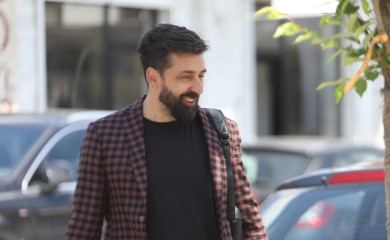 ŠTIKLE, DUGA KOSA, MINI ŠORTS I SVILENE ČARAPE: Ognjen Amidžić obučen kao žena, odmah reagovala i Lepa Brena