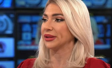 JOVANA U CRVENOM MINIĆU BACILA SVE U TRANS! Nikad kraća haljina, istakla noge, svi gledaju u jedno!