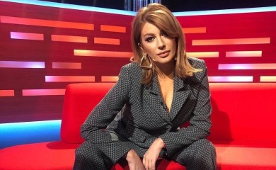 U TIGRASTOM KUPAĆEM KOSTIMU ZATEGNUTA KAO PRAĆKA