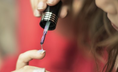 Bočice pune hemikalija: Treba li maloj djeci dozvoliti da lakiraju nokte