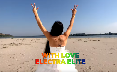 Trans pjevačica Elektra Elite uz tri prsta i sa duginom zastavom poziva na Prajd