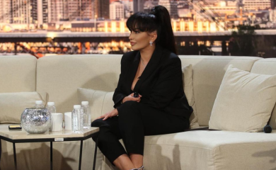 ZEMLJA JE RAVNA PLOČA, A MJESEC SAMO PROJEKCIJA: Srpska pjevačica ponovo briljirala u emisiji - "Nije bilo sletanja '69!"