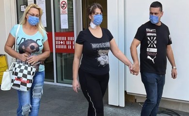 MILJANA KULIĆ STIGLA U RODNI NIŠ, PA ODMAH OTIŠLA U KAFANU! Uživa sa majkom Marijom, Bebicom, a tu je i mali Željko!