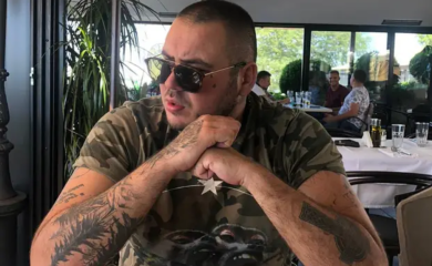 ISPLIVALE STARE FOTOGRAFIJE FILIPA CARA: Ošišan na ćelavo pozira pored ORUŽJA