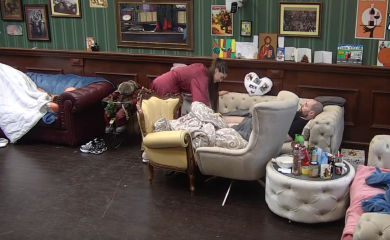 Anđela šokirala javnost ljubljenjem Zvezdanovih stopala, a onda je riješila da ode KORAK DALJE! Pogledajte ŠTA MU SADA RADI! (VIDEO)