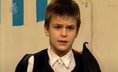 DA LI PREPOZNAJETE DJEČAKA SA FOTOGRAFIJE? Danas je MEGA popularan i pravi je MILJENINIK žena