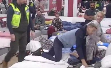 ULETJELO OBEZBJEĐENJE! PLJUŠTALI ŠAMARI! Čeka se odluka Velikog šefa zbog muško-ženske tuče!