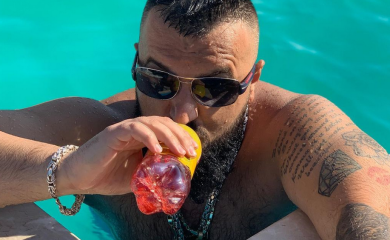 BUBA KAO POKRETNI BANKOMAT: Jasmina i Petra se takmiče za njegovu pažnju