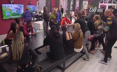 NAGLI PREKID EMISIJE: Anđela i Valentina zaratile za crnim stolom, pale najteže uvrede - VRIŠTANJE I URLICI NE PRESTAJU!