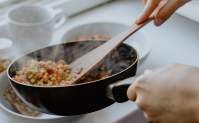 Pržite hranu, a ulje prska na sve strane? Dodajte samo jednu stvar u tiganj i riješite se muke