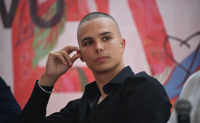 VOJAŽ DOŽIVIO SAOBRAĆAJKU: Pjevaču pola auto SMRSKANO