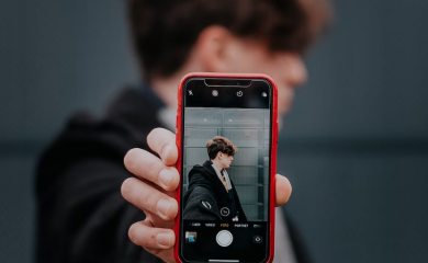 Zašto uvijek izgledamo ljepše u ogledalu, nego na fotografijama