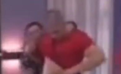 IZ KRAJNOSTI U KRAJNOST: Učesnik razbio flašu pa se isjekao po stomaku (UZNEMIRUJUĆI VIDEO)