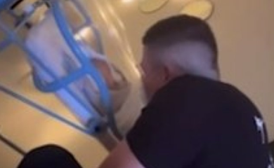 PRVI SLOBIN SUSRET SA SINOM DAMJANOM Jelena Radanović objavila emotivan snimak iz porodilišta, pjevač PLAKAO - preplavile ga emocije