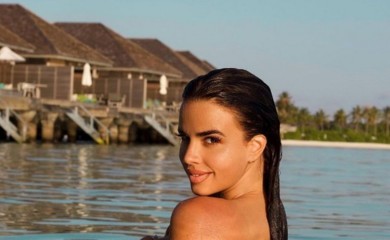 U mikro bikiniju s tangama pokazala je sve svoje čari!