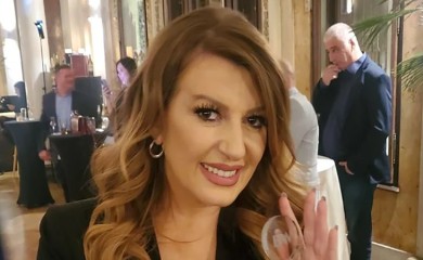 VIKI MILJKOVIĆ OBJAVILA SELFI SA NAOČARIMA I BEZ TRUNKE ŠMINKE: Evo kako pjevačica izgleda u potpuno OPUŠTENOM izdanju!