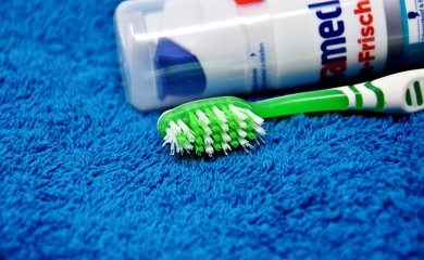 Mnogi prave ovu grešku: Da li četkicu za zube treba kvasiti prije ili poslije stavljanja paste?