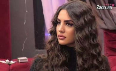 OVAKO JE NAJPOZNATIJA LJUBAVNICA U ZEMLJI IZGLEDALA KAO DETE: Fotke bez ŠMINKE izašle, potpuno je neprepoznatljiva