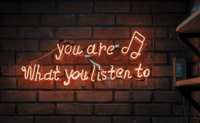 Istraživači zaključili: Omiljena muzika štiti od stresa i “džank” hrane