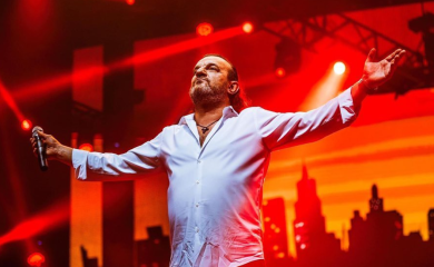 GOLOTINJA U LUKASOVOM FILMU! Ovako izgleda pjevač u krevetu sa obnaženim ženama! (FOTO 18+)