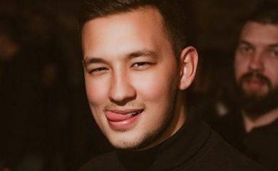 PROZIVALI GA ZA KILOGRAME, A SADA JE U TOP FORMI! Pjevač drastično smršao, a evo da li djevojke više vole STOMAČIĆ kod momaka!