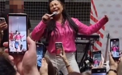 "ŠTA SE DESILO ŽENI S LICEM?!" Stoja neprepoznatljiva, dala 100.000 € na operacije, fanovi u šoku - Pretjerala s BOTOKSOM