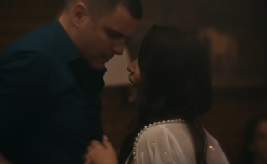 ZBOG PJESME “NIČIJA” SE REŽU VENE: Aleksandra Mladenović završila u zagrljaju Vuka Kostića