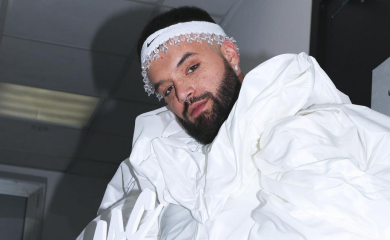 NUĆI KAO KASANDRA ZBOG TRAKE S BISERIMA! Kolege mu se podsmijavale, evo kakve je zlurade komentare dobio: "Fali mu samo cirkus!"