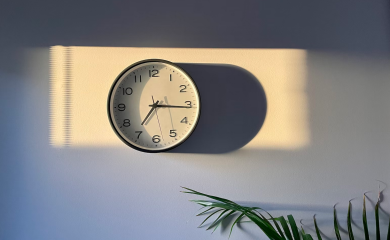 Gdje u dnevnoj sobi treba da stoji sat? Jednu poziciju treba posebno izbjegavati