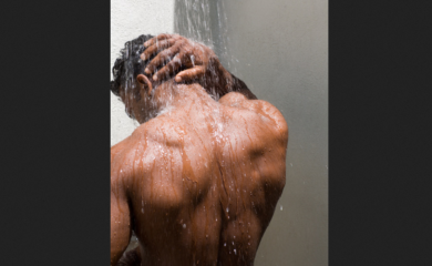 Najnoviji trend: Može li tuširanje hladnom vodom pomoći kod akni?