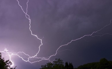 Isključujte li uređaje kada je grmi? Evo šta nikako ne smijete da radite