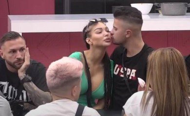 RAJ ZA OČI! Bilal ozareno posmatra Majine GRUDI