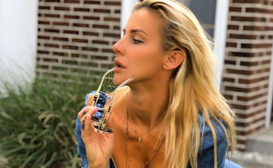 U POZADINI BUĐ I VLAGA: Milica Dabović ne bira gdje će slikati golotinju