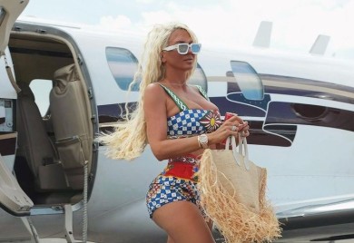 SVE SU SNIMILE KAMERE: Markantni muškarac nije mogao skinuti ruke s Karleuše