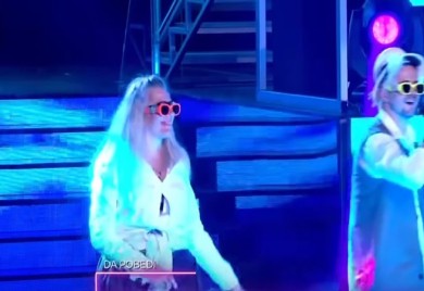 PRŠTE PUPOLJCI! Oglasila se majka Jelene Golubović, nastup je FRAPIRAO - Zadrugar je hvatao za grudi