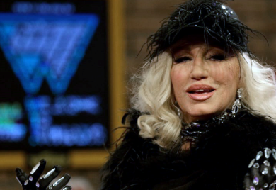 ZAGRIJAVANJE PRED SVAKI NASTUP: Nada Topčagić uvijek nosi pljosku sa sobom