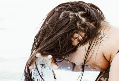 OBRNUTO PRANJE KOSE – tehnika koja je osvojila društvene mreže