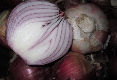 GARANTOVANO BEZ SUZA: Premažite nož ovom namirnicom i siječenje luka više neće biti problem!