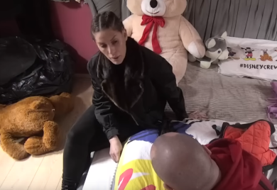 ZVEZDAN ZAMAHNUO SVOM SNAGOM: Zakačio Anu posred lica, ona se srušila na krevet!