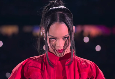 VRTOGLAVA CIFRA: Evo koliko je koštala Rijanina modna kombinacija sa Super Bovla (FOTO)